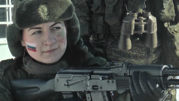 Las intrépidas soldados rusas enseñan sus pericias en un torneo de Maquillaje de Camuflaje - Sputnik Mundo