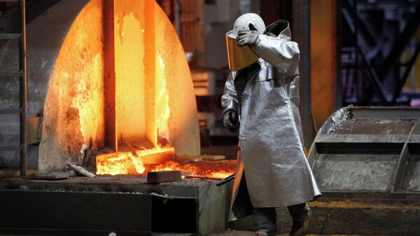 Un trabajador entra en el horno de la fábrica de acero. - Sputnik Mundo
