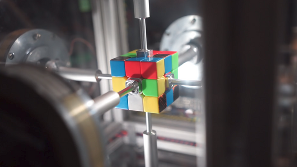 Sólo en cámara lenta podemos ver a este robot resolver un cubo de Rubik - Sputnik Mundo