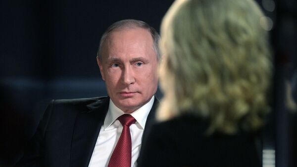 El presidente de Rusia, Vladímir Putin durante la entrevista con la cadena televisiva estadounidense NBC - Sputnik Mundo