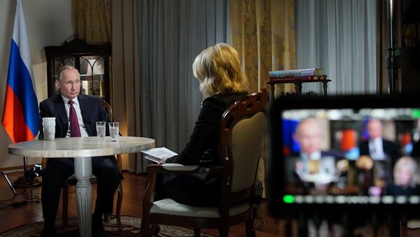 El presidente de Rusia, Vladímir Putin durante la entrevista con la cadena televisiva estadounidense NBC - Sputnik Mundo