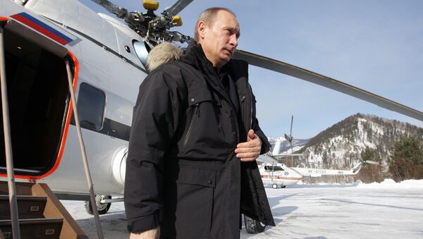 Presidente de Rusia, Vladímir Putin, saliendo del helicóptero (archivo) - Sputnik Mundo