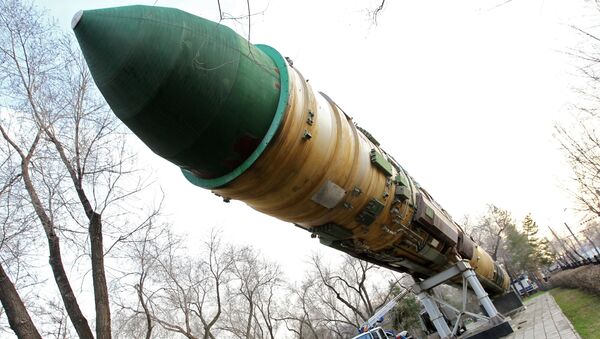 Misil balístico intercontinental RS-20 en un parque en Oremburgo - Sputnik Mundo