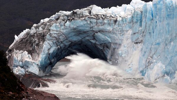 La ruptura del puente de hielo del glaciar Perito Moreno, situado en la Patagonia argentina - Sputnik Mundo