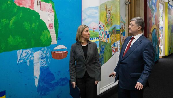 La jefa de la diplomacia europea, Federica Mogherini, y el presidente de Ucrania, Petró Poroshenko - Sputnik Mundo