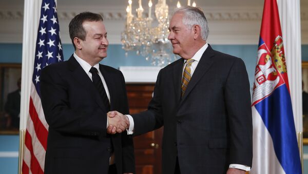 El secretario de Estado de EEUU, Rex Tillerson, estrecha la mano del ministro de Asuntos Exteriores de Serbia, Ivica Dacic - Sputnik Mundo