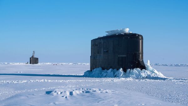 Los submarinos USS Connecticut y el USS Hartford emergen del hielo en el Ártico - Sputnik Mundo