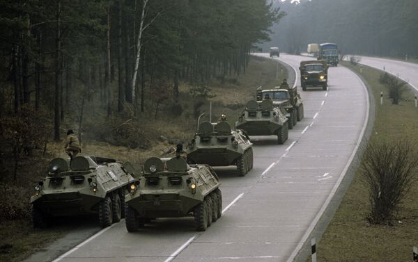 Transportes blindados del personal soviéticos en una autopista en Alemania (archivo) - Sputnik Mundo