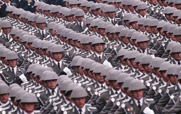 Un desfile militar en Alemania del Este (archivo) - Sputnik Mundo