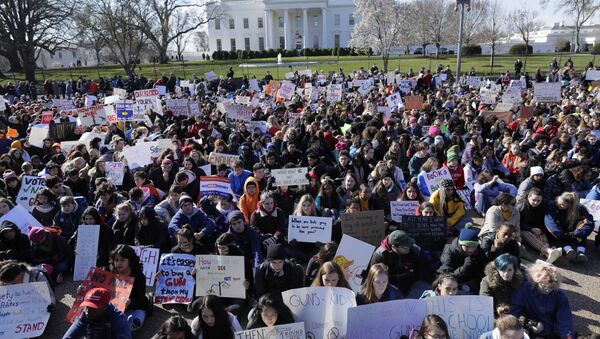 Los estudiantes se manifiestan frente a la Casa Blanca en Washington - Sputnik Mundo
