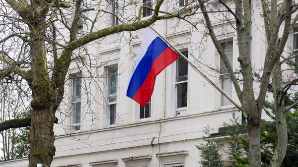 La bandera rusa en una embajada de Rusia (archivo) - Sputnik Mundo