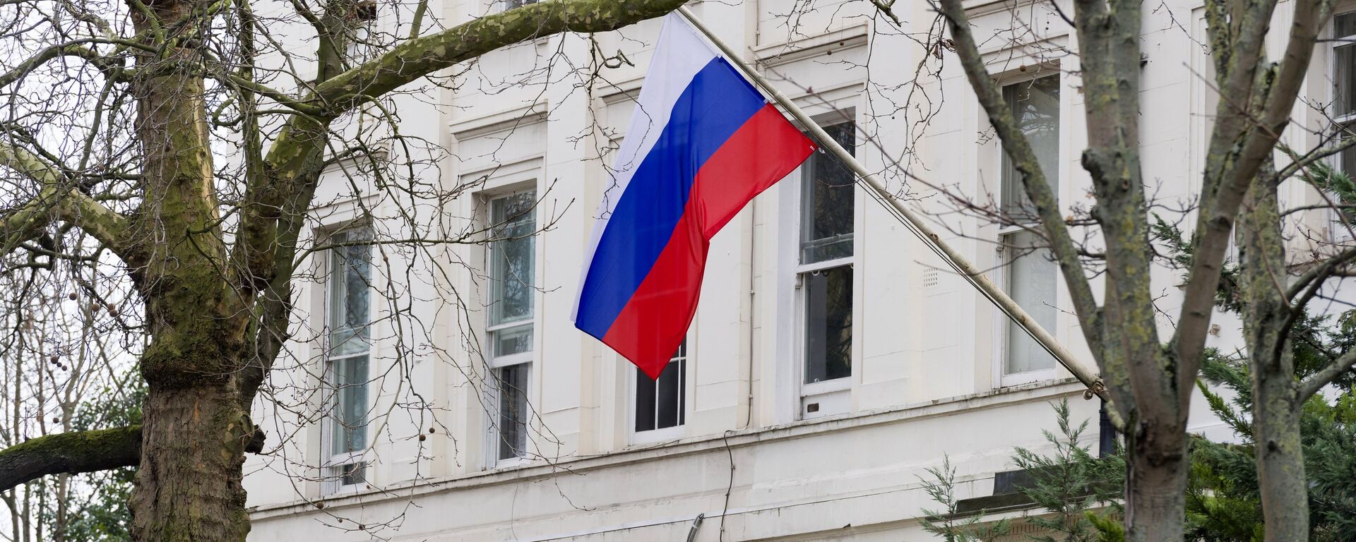 La bandera rusa en la embajada de Rusia en Londres, Reino Unido - Sputnik Mundo, 1920, 05.12.2022