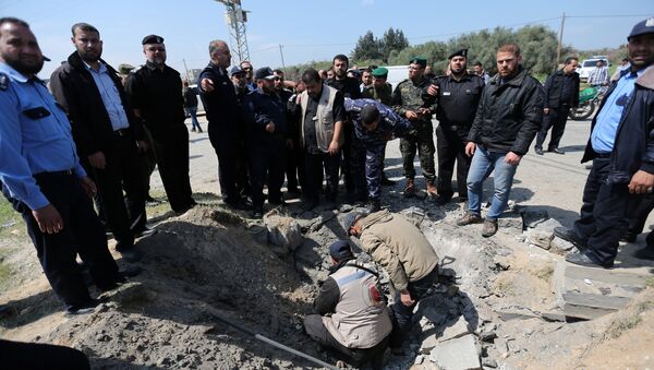 Lugar de la explosión de una bomba al paso del convoy del primer ministro palestino, Rami Hamdalá - Sputnik Mundo