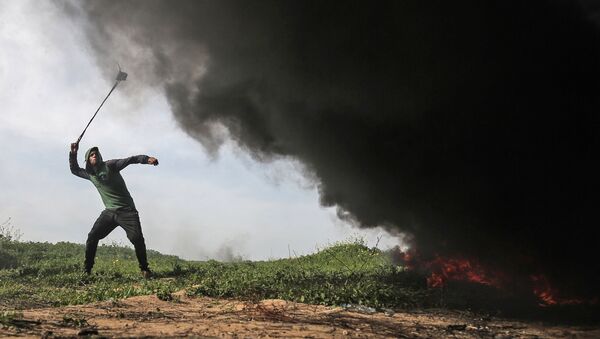 Un palestino durante choques con los soldados israelíes - Sputnik Mundo