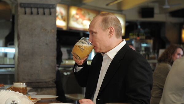 Vladímir Putin, presidente de Rusia, toma cerveza (archivo) - Sputnik Mundo