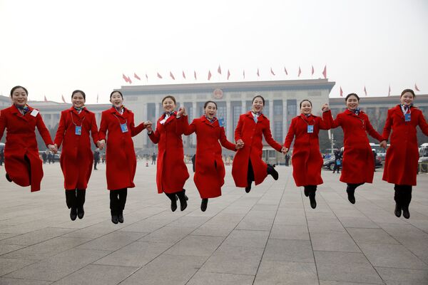 Las bellas anfitrionas de la reunión de la Asamblea Nacional Popular de China - Sputnik Mundo