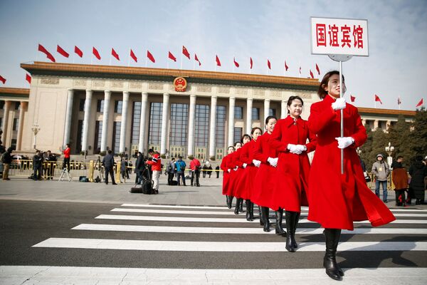 Las bellas anfitrionas de la reunión de la Asamblea Nacional Popular de China - Sputnik Mundo