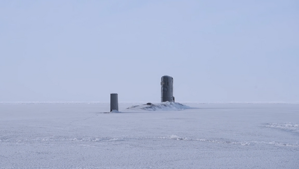 El buque sumergible HMS Trenchant de la Marina Real Británica emergió del hielo en el Ártico - Sputnik Mundo