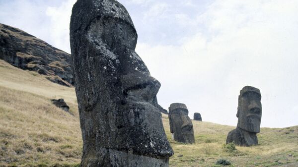 Moáis, estatuas de la isla de Pascua (archivo) - Sputnik Mundo