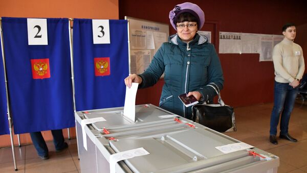 Una mujer votando en Chitá, Rusia - Sputnik Mundo