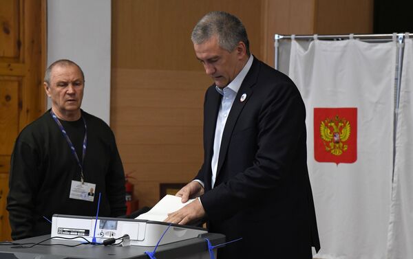Serguéi Aksiónov, jefe de la República de Crimea, vota en las presidenciales rusas - Sputnik Mundo