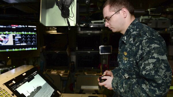 Un tripulante del USS Colorado utiliza el controlador Xbox - Sputnik Mundo