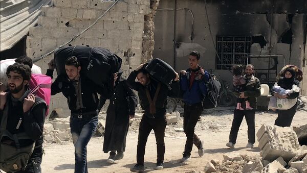 Los civiles abandonan el suburbio de Damasco de Guta Oriental - Sputnik Mundo