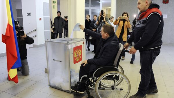 Hombre vota en las presidenciales de Rusia - Sputnik Mundo
