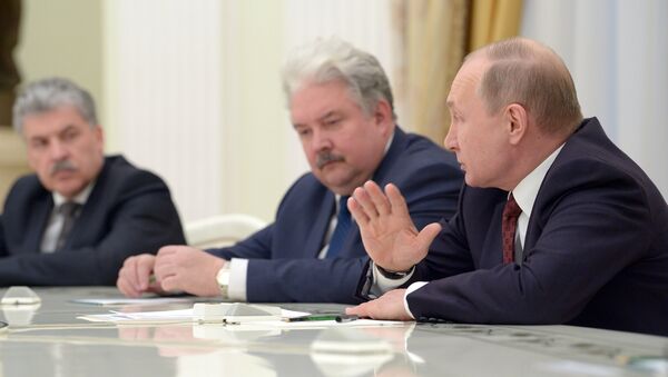 Vladímir Putin, presidente de Rusia, en una reunión con sus contrincantes en las elecciones presidenciales - Sputnik Mundo