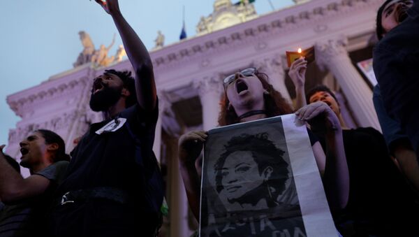 Manifestantes con un retrato de Marielle Franco, la consejal brasileña asesinada - Sputnik Mundo