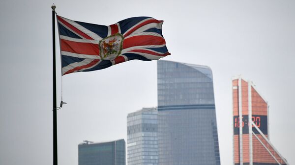 La bandera del Reino Unido en la embajada británica en Moscú - Sputnik Mundo