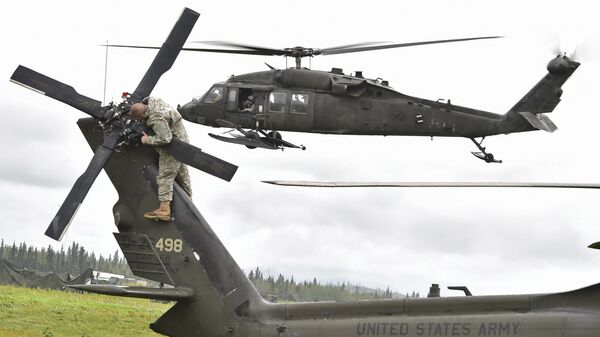 El helicóptero UH-60 Black Hawk y un militar estadounidense - Sputnik Mundo