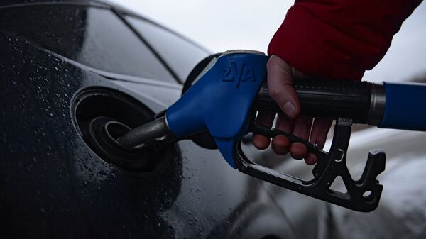 Reabastecimiento de combustible en una gasolinera, imagen referencial - Sputnik Mundo