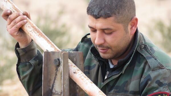 Un soldado sirio recicla basura de los terroristas - Sputnik Mundo