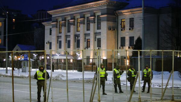 La policía de Ucrania cerca la Embajada de Rusia en Kiev el 18 de marzo - Sputnik Mundo