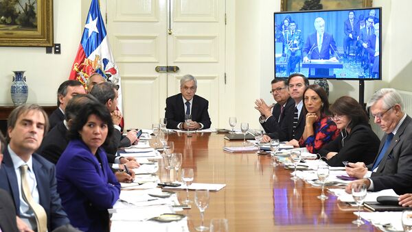 Sebastian Piñera, el presidente de Chile ve la transmisión en vivo desde el Corte Internacional de la Justicia - Sputnik Mundo
