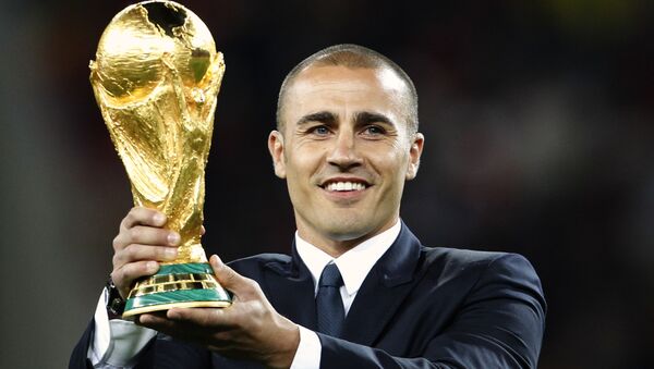 Fabio Cannavaro, futbolista italiano, sostiene el trofeo del Mundial de fútbol - Sputnik Mundo