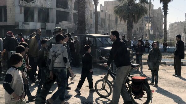 Civiles en la localidad liberada de Kafr Batna en Guta Oriental, Siria - Sputnik Mundo