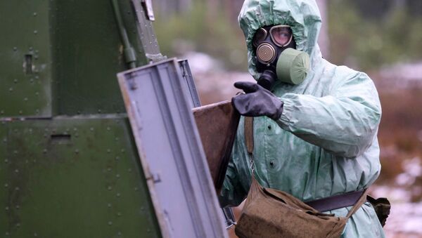 Un militar ruso de las Tropas de protección radiológica, química y biológica - Sputnik Mundo