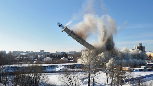 La demolición de una torre de televisión abandonada en Ekaterimburgo - Sputnik Mundo