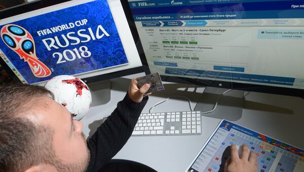Una persona compra entradas al Mundial de fútbol de Rusia de 2018 - Sputnik Mundo