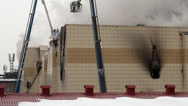 Сотрудники пожарной охраны МЧС борются с пожаром в торговом центре «Зимняя вишня» в Кемерово - Sputnik Mundo