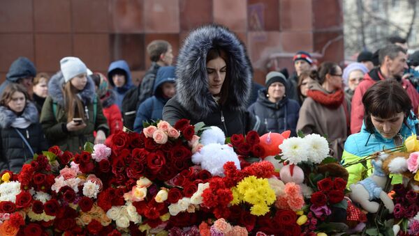 Habitantes traen flores al centro comercial de la ciudad rusa de Kémerovo en homenaje de las víctimas del incendio - Sputnik Mundo