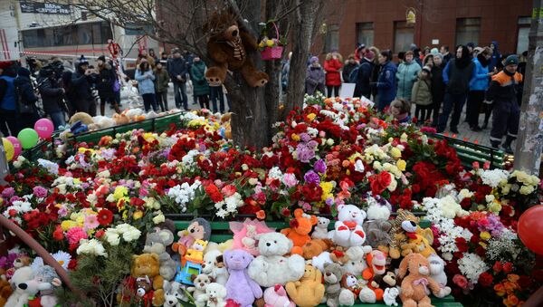 Flores y juguetes cerca del centro comercial de la ciudad rusa de Kémerovo en homenaje de las víctimas del incendio - Sputnik Mundo