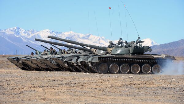 Los vehículos blindados T-80, foto de archivo - Sputnik Mundo