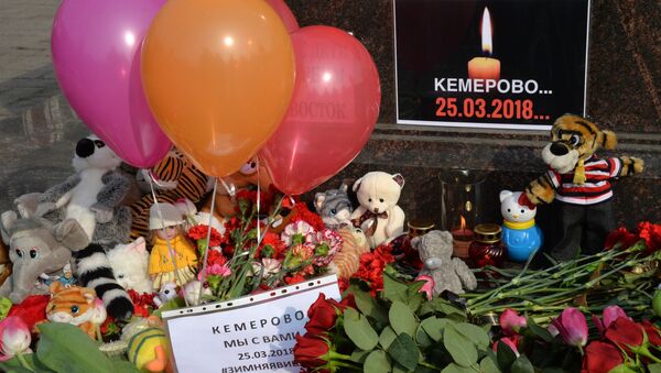 Flores y juguetes en homenaje de las víctimas del incendio - Sputnik Mundo