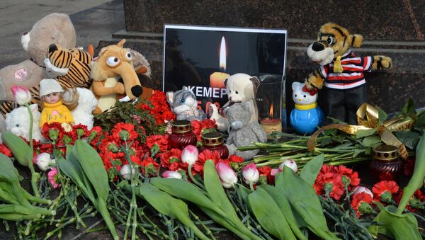 Flores y juguetes cerca del centro comercial de la ciudad rusa de Kémerovo en homenaje de las víctimas del incendio - Sputnik Mundo