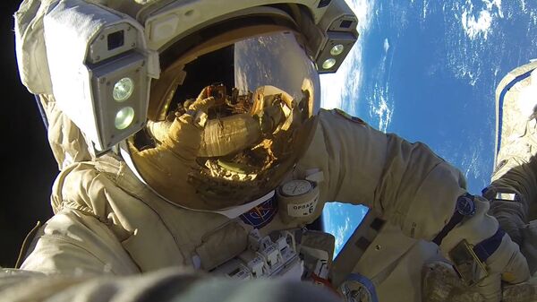 Un astronauta fuera de la EEI (imagen referencial) - Sputnik Mundo