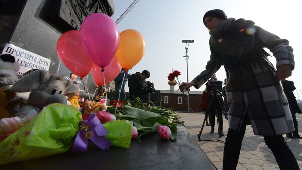 El monumento espontáneo en homenaje de las víctimas del incendio en Kémerovo - Sputnik Mundo