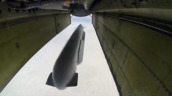 Un bombardero lanza un misil - Sputnik Mundo